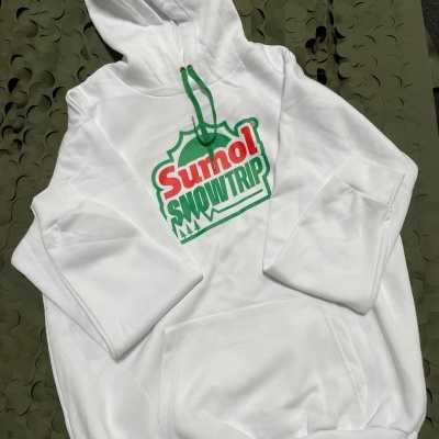 Camisola branca com capuz e estampa Sunol SNOWTRIP em verde e vermelho