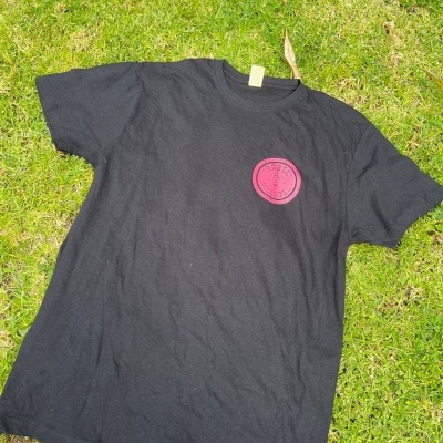 T-SHIRT&#x20;OFICIAL&#x20;REBEL&#x20;VILLAGE