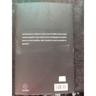 Parte traseira de um livro com capa preta e texto branco