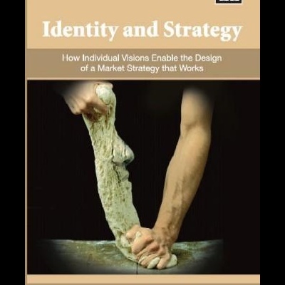 Capa do livro Identity and Strategy com texto e imagem de mãos a trabalhar massa