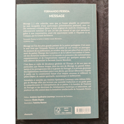 Contracapa de livro com texto sobre Fernando Pessoa e padrão verde-azulado