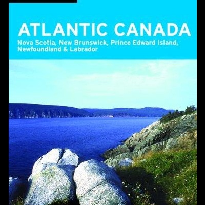 Capa do livro Atlantic Canada com paisagem costeira de rochas e mar azul