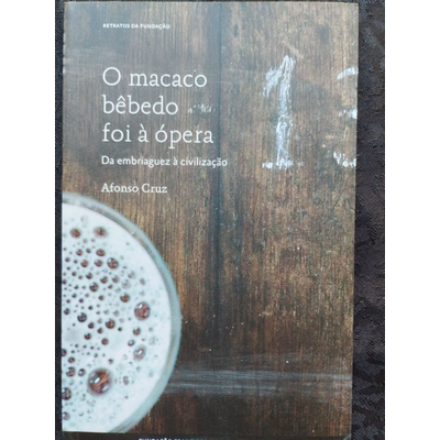 Capa do livro O macaco bêbedo foi à ópera com copo de bebida espumosa