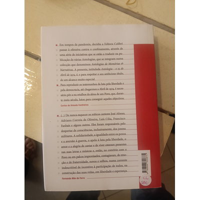 Parte traseira de livro branco com texto em português e selo vermelho