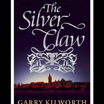 Capa do livro The Silver Claw com máscara prateada e texto em fundo roxo.