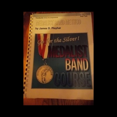 Capa de livro com texto e imagem de medalha dourada sobre fundo escuro