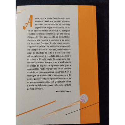 Capa traseira de livro branco e laranja com texto em português.