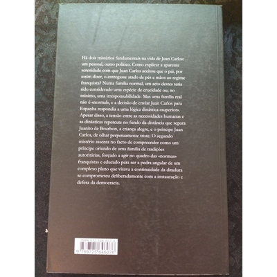 Contracapa preta de livro com texto em português e código de barras.