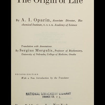 Página de rosto do livro The Origin of Life com informações do autor e tradutor e selo da biblioteca.