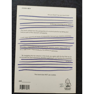 Capa traseira de livro com texto riscado em azul e destaque em azul, fundo branco