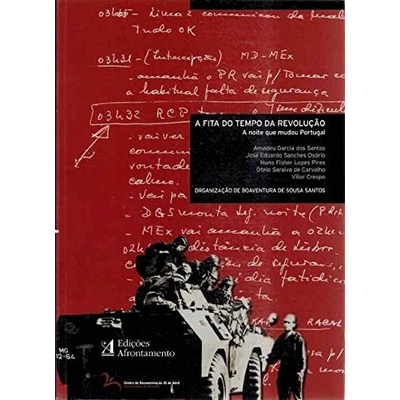 Capa de livro vermelha com texto manuscrito, título em caixa preta e foto de soldados com veículo militar