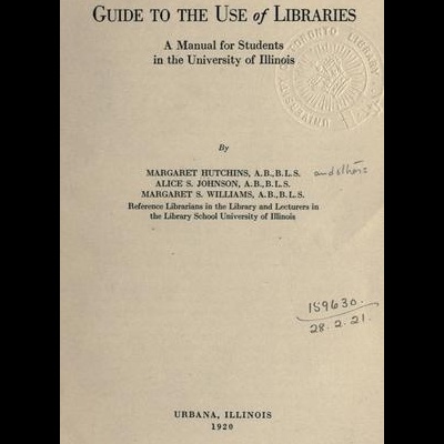 Página de livro com título e autores, carimbo em relevo e marca manuscrita com data.
