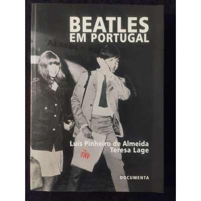 Capa de livro preta e branca dos Beatles em Portugal com textos e bolsa TAP