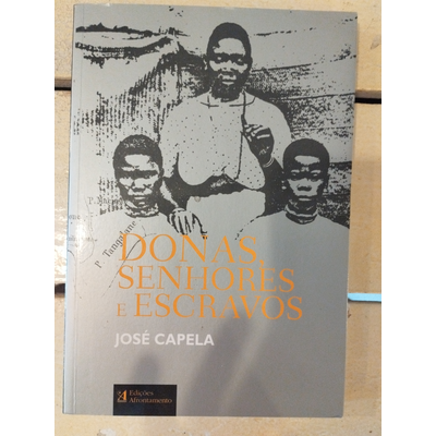 Capa de livro com imagem preta e branca de três pessoas e título em letras laranja e branco