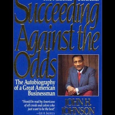 Capa de livro azul Succeeding Against the Odds com foto de homem de fato cinzento e gravata vermelha
