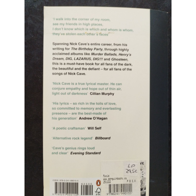 Parte traseira de livro com texto em inglês, código de barras e autocolantes