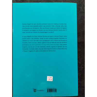 Capa traseira de livro azul com texto sobre Charlie Chaplin e preço 14€