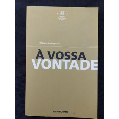 Capa de livro castanha clara com texto em preto e branco À VOSSA VONTADE de William Shakespeare.