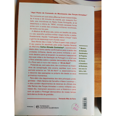 Texto em português na contracapa de um livro com referências a 25 de Abril e Fundação Calouste Gulbenkian