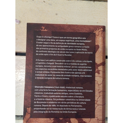 Placa informativa com texto em português sobre a Europa em fundo castanho.