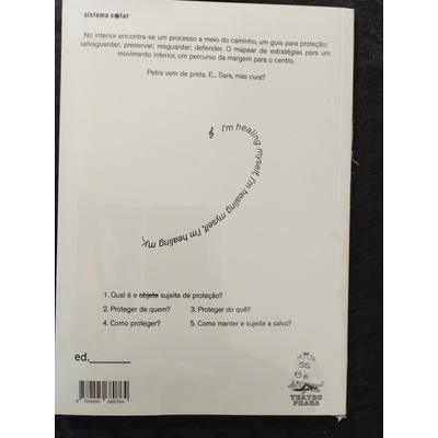 Capa traseira de livro branco com texto em português e inglês, código de barras e selo redondo.