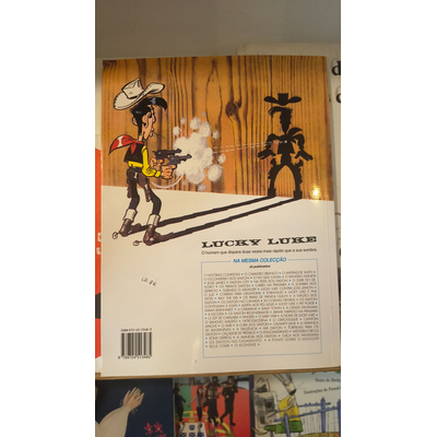 Capa traseira de livro de Lucky Luke com desenho de cowboy e sombra de boneco