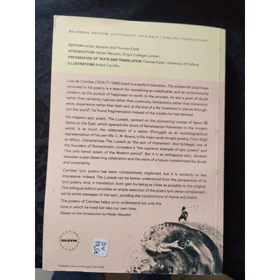 Contracapa de livro bilingue em inglês sobre Luís de Camões com texto explicativo e gravura