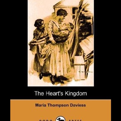 Capa de livro The Hearts Kingdom com ilustração em sepia de duas mulheres e criança
