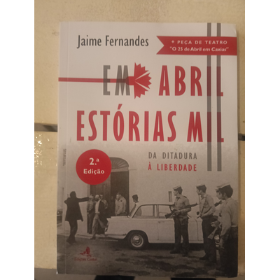 Capa do livro Em Abril Estórias Mil de Jaime Fernandes com imagem de soldados e carro antigo