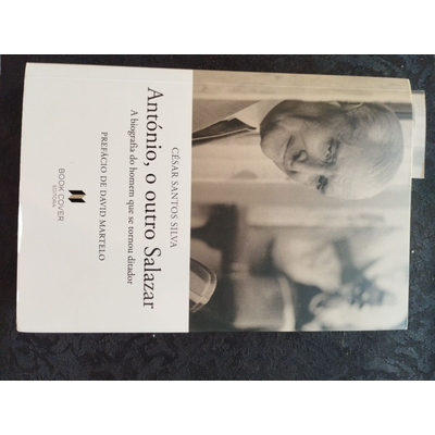 Livro com capa branca e sépia com foto de homem idoso e texto em português