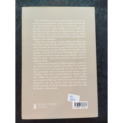 Parte traseira do livro castanho claro com texto em português sobre Salazar e selo azul com código e preço.