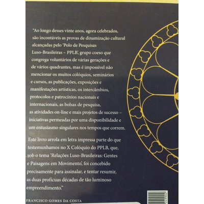 Contracapa de livro em fundo azul escuro com texto em português e design decorativo dourado