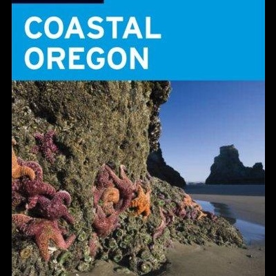 Capa do livro MOON HANDBOOKS COASTAL OREGON com estrelas-do-mar e rochas na praia