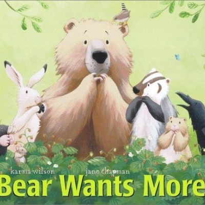 Capa do livro infantil Bear Wants More com urso e vários animais à volta numa floresta