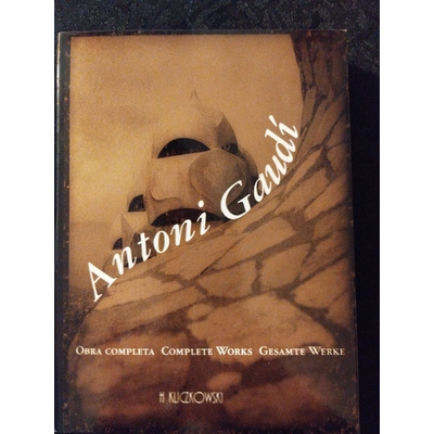 Capa de livro Antoni Gaudí em tons castanhos com texto branco
