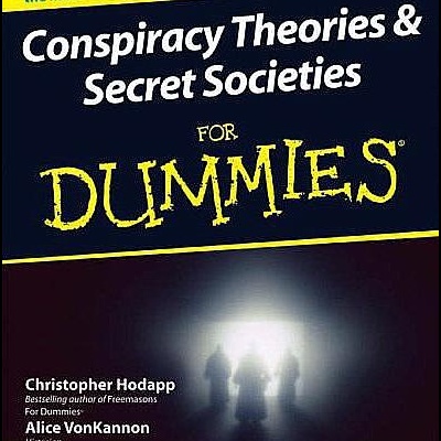 Capa do livro Conspiracy Theories & Secret Societies FOR DUMMIES com texto em amarelo e branco sobre fundo azul escuro.