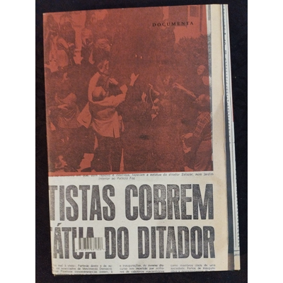 Jornal antigo com foto de pessoas e título em português sobre ditador