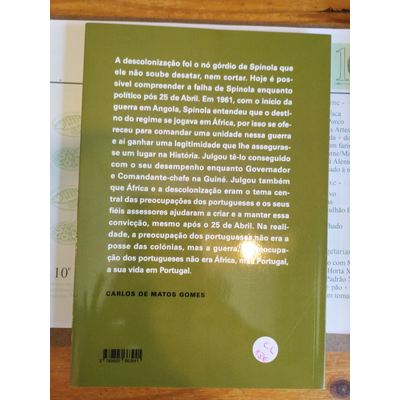 Contracapa verde de livro com texto em português e superfície de madeira