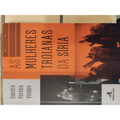Capa de livro laranja, preto e branco com título AS MULHERES TROIANAS DA SÍRIA.
