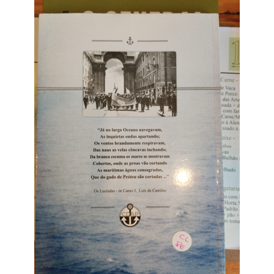 Capa de livro azul com texto e imagem histórica em sépia