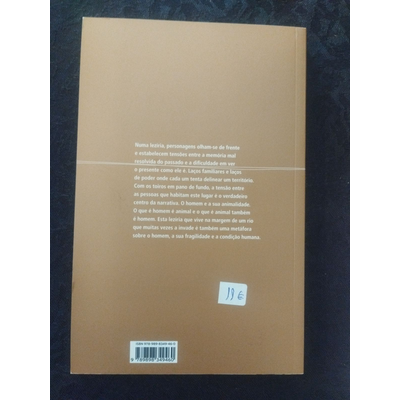 Parte traseira de um livro castanho com texto branco, código de barras e etiqueta com preço 19€.
