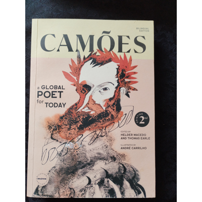Capa de livro CAMÕES edição bilingue com ilustração e texto em tons de bege, laranja e preto