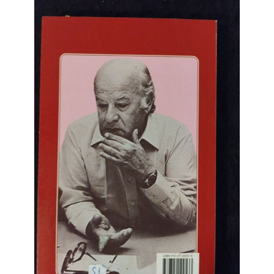 Capa traseira de livro com foto a preto e branco de homem idoso e código de barras
