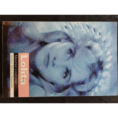 Capa de livro com rosto feminino azul e texto Lolita