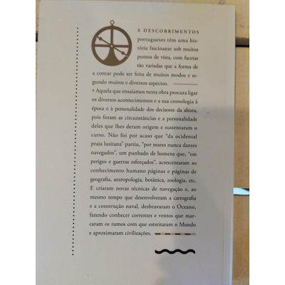 Página de livro com texto sobre descobrimentos portugueses e gráfico circular simples.