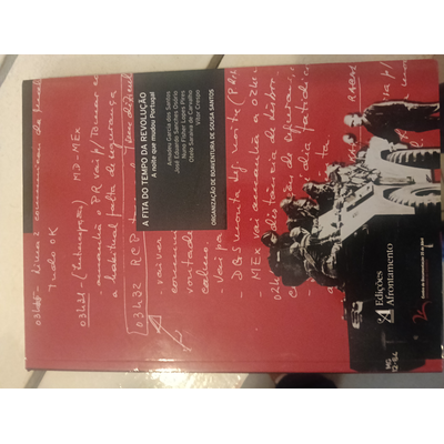 Capa de livro vermelha com texto manuscrito branco e imagem preta e branca de pessoas em reunião