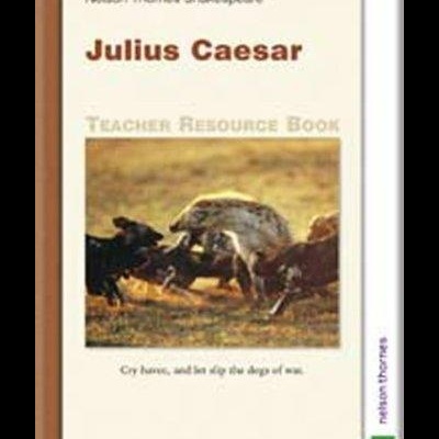 Capa do livro Julius Caesar com imagem de javalis em movimento