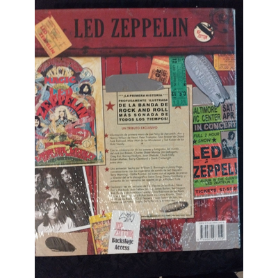 Capa de álbum com cartazes e textos variados da banda Led Zeppelin