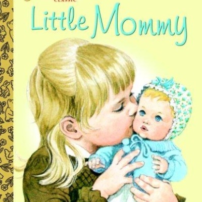 Capa do livro infantil Little Mommy de a Little Golden Book com uma menina beijando uma boneca.