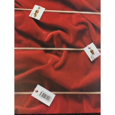 Tecido vermelho com etiquetas presas por cordas finas